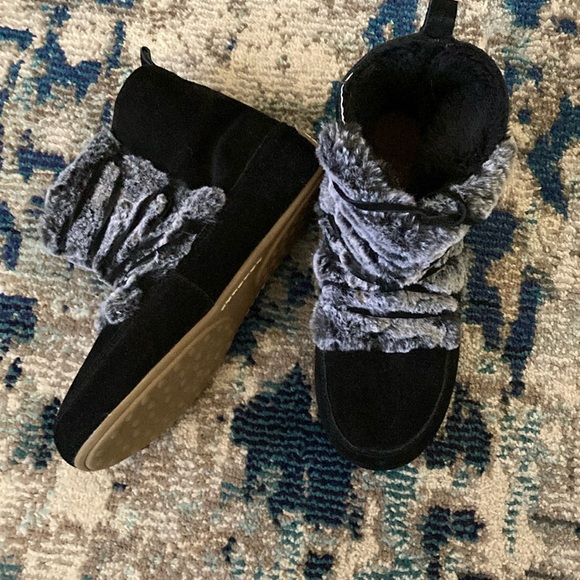 😍😍Fuzzy Boots - Picture 1 of 4